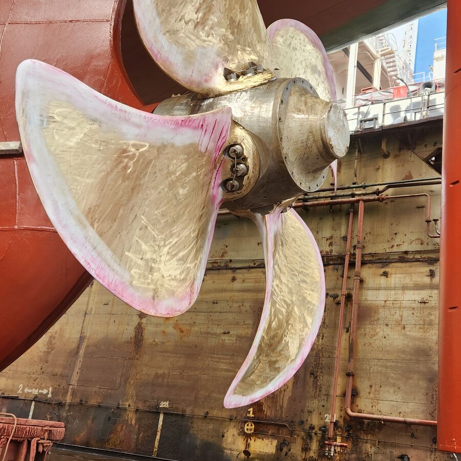 Propeller polishing in dry dock